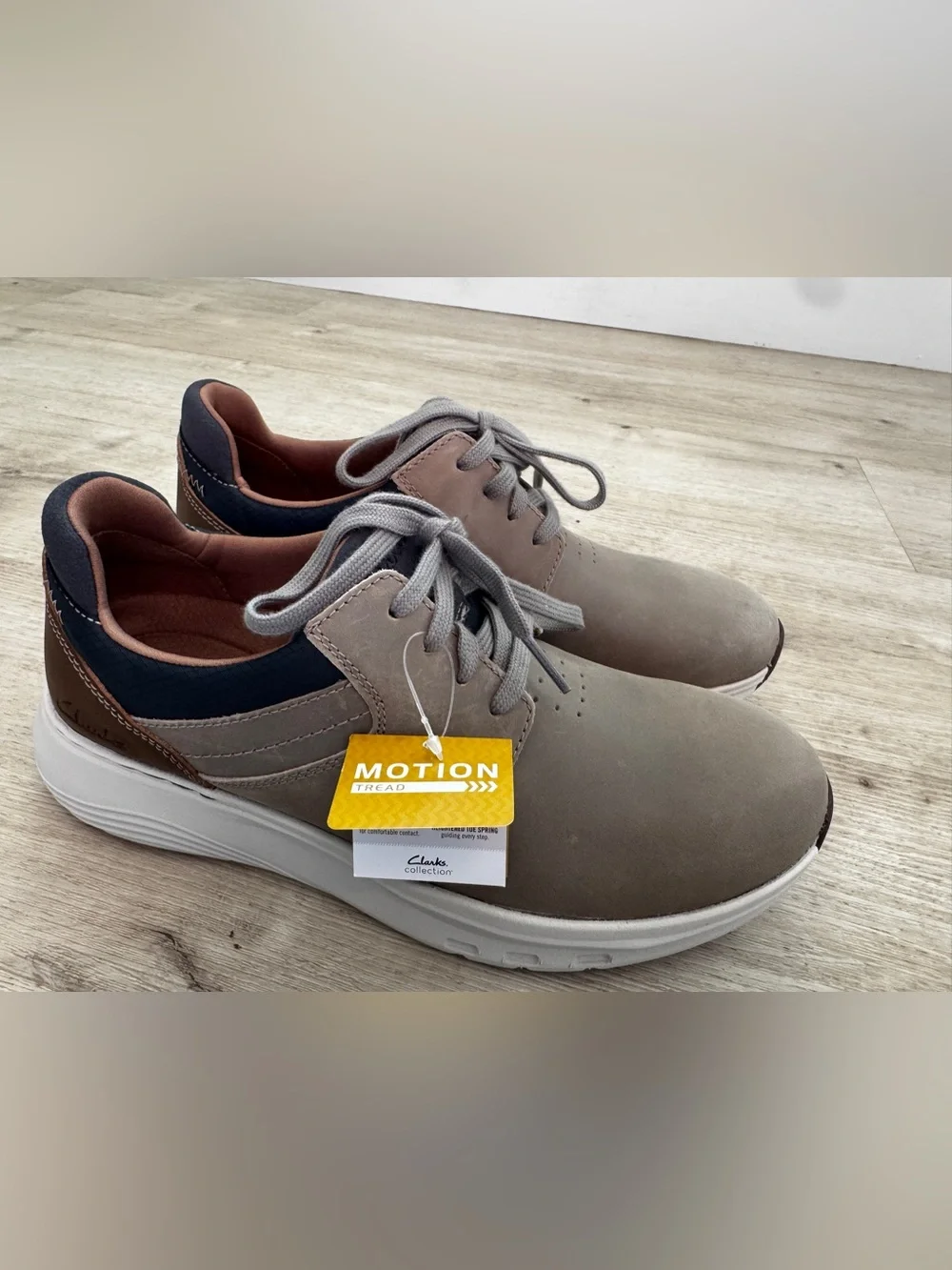 Clarks Men’s Motion Lace-Up Sneakers in Taupe 7.5 new